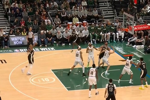 星空体育 China-你到底咋了?字母哥对抗金鸡独立后仰投出空气球